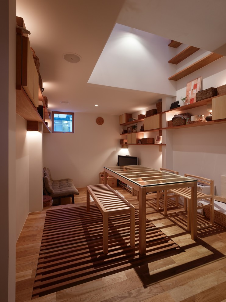 Idéer för en skandinavisk matplats med öppen planlösning, med vita väggar och ljust trägolv