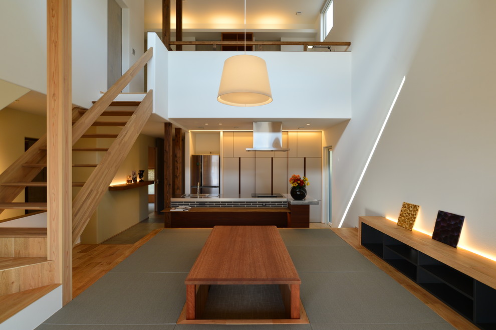 Esempio di una sala da pranzo aperta verso il soggiorno etnica con pareti bianche e pavimento marrone