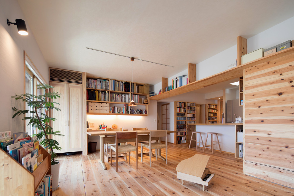Diseño de comedor de estilo zen de tamaño medio abierto con paredes blancas, suelo de madera clara y suelo beige