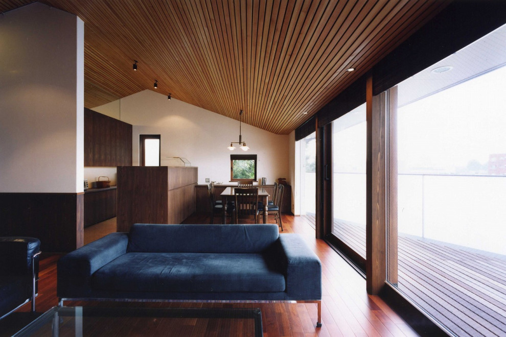 Идея дизайна: гостиная-столовая среднего размера в стиле кантри с темным паркетным полом, коричневым полом, деревянным потолком и белыми стенами без камина