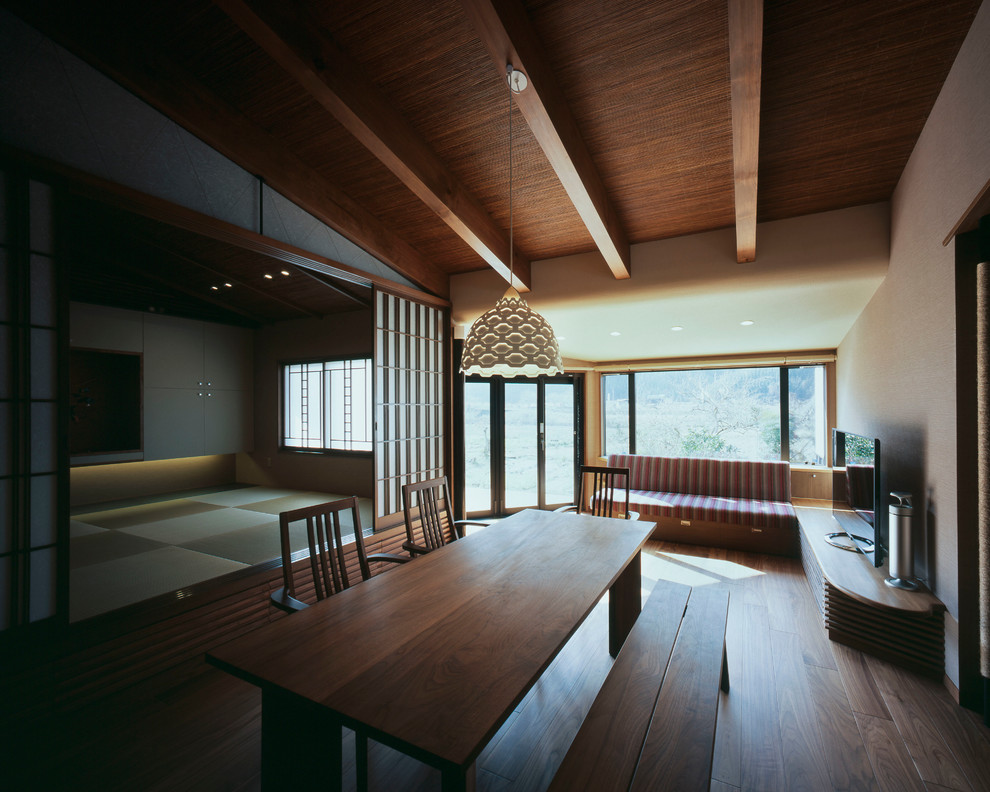 This is an example of a modern dining room in Osaka.