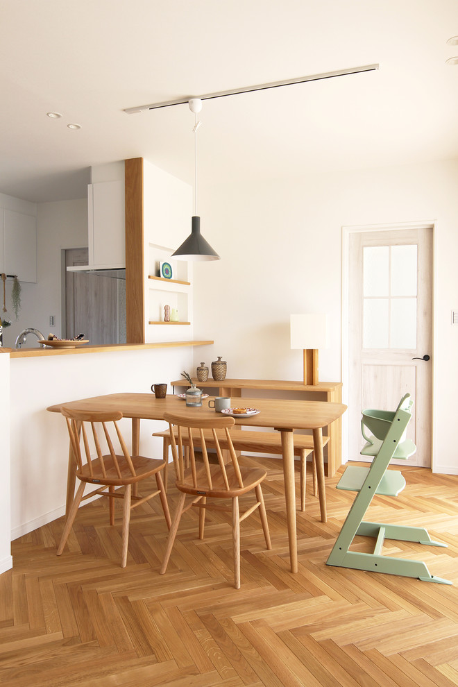 Источник вдохновения для домашнего уюта: кухня-столовая в восточном стиле с белыми стенами, паркетным полом среднего тона и коричневым полом