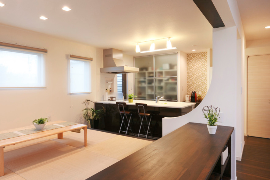 Idéer för ett mellanstort modernt kök med matplats, med vita väggar, plywoodgolv och brunt golv
