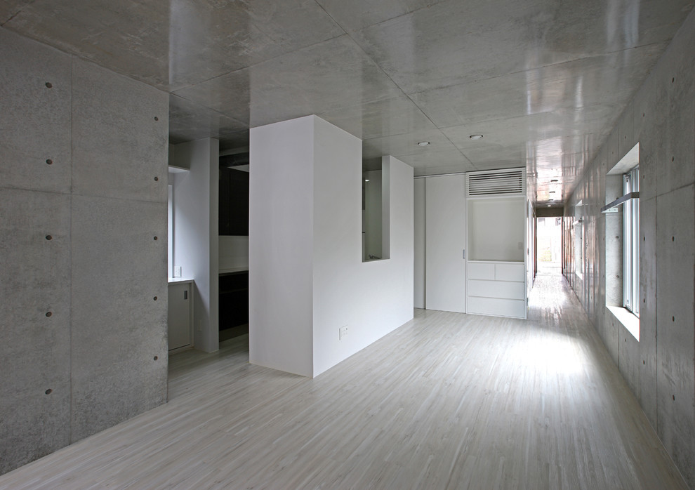 東京23区にあるモダンスタイルのおしゃれなLDK (グレーの壁、淡色無垢フローリング、ベージュの床) の写真