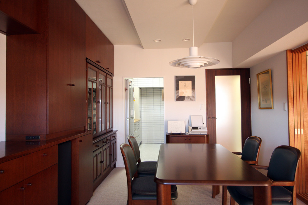 Esempio di una sala da pranzo aperta verso il soggiorno moderna di medie dimensioni con pareti bianche e moquette