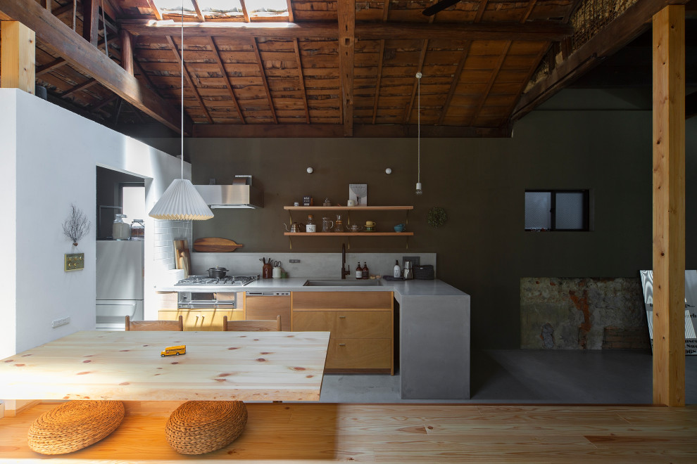 Inspiration pour une salle à manger ouverte sur le salon minimaliste de taille moyenne avec un mur gris, sol en béton ciré, aucune cheminée, un sol gris et poutres apparentes.