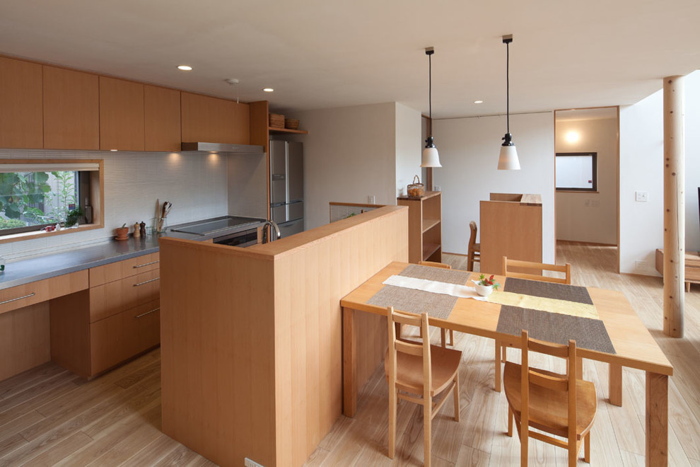 Idées déco pour une salle à manger ouverte sur le salon moderne avec un mur blanc, parquet clair et un sol marron.