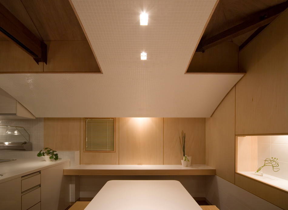 Idée de décoration pour une petite salle à manger ouverte sur le salon minimaliste en bois avec un mur beige, un sol en contreplaqué, un sol marron et poutres apparentes.