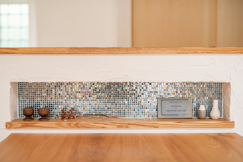 Imagen de comedor moderno abierto con paredes blancas, suelo de madera en tonos medios y suelo beige