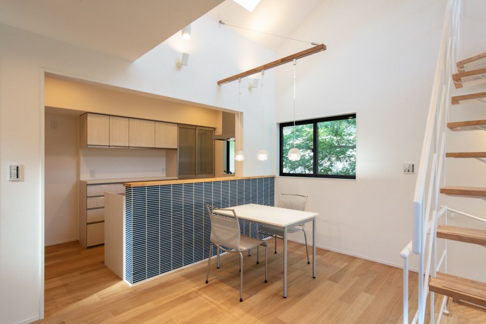 Idéer för ett litet modernt kök med matplats, med vita väggar, plywoodgolv och beiget golv