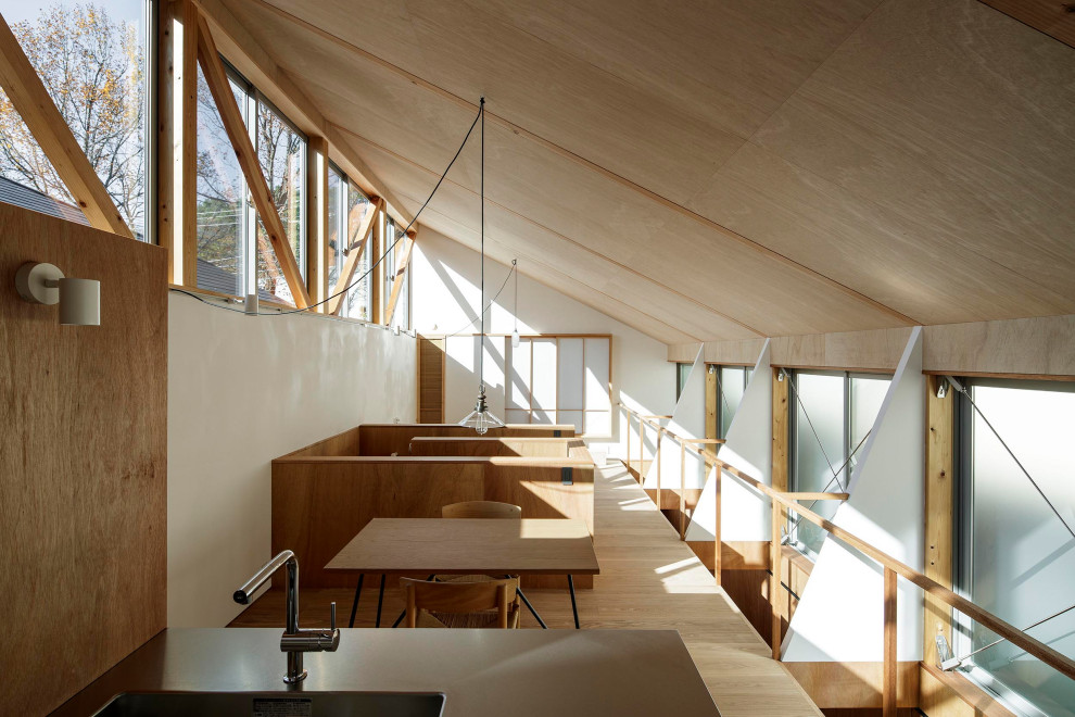 Kleine Moderne Wohnküche ohne Kamin mit brauner Wandfarbe, Sperrholzboden, beigem Boden, Holzdecke und Holzwänden in Tokio Peripherie