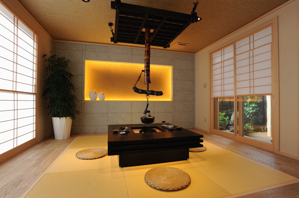 Immagine di una sala da pranzo etnica con pareti beige, pavimento in tatami e pavimento beige