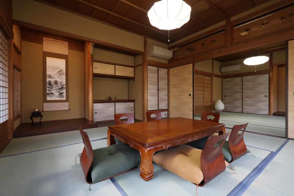 Réalisation d'une salle à manger asiatique avec un mur marron, un sol de tatami et un sol vert.