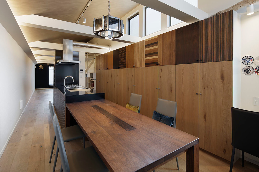 Свежая идея для дизайна: кухня-столовая в современном стиле с белыми стенами, паркетным полом среднего тона и коричневым полом - отличное фото интерьера