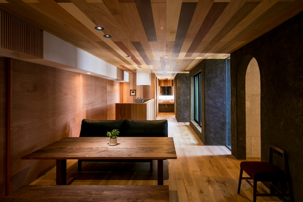 Immagine di una sala da pranzo etnica con pareti multicolore, pavimento in legno massello medio e pavimento marrone