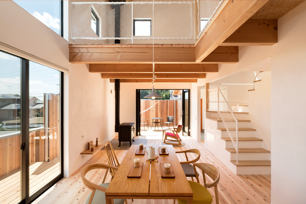 Idee per una sala da pranzo nordica con pareti bianche, pavimento in legno massello medio e pavimento marrone