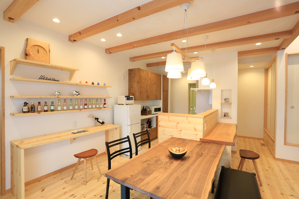 Bild på en eklektisk matplats med öppen planlösning, med vita väggar, mellanmörkt trägolv och beiget golv