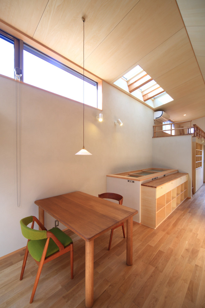 Стильный дизайн: гостиная-столовая в стиле рустика с белыми стенами, паркетным полом среднего тона, бежевым полом и деревянным потолком - последний тренд