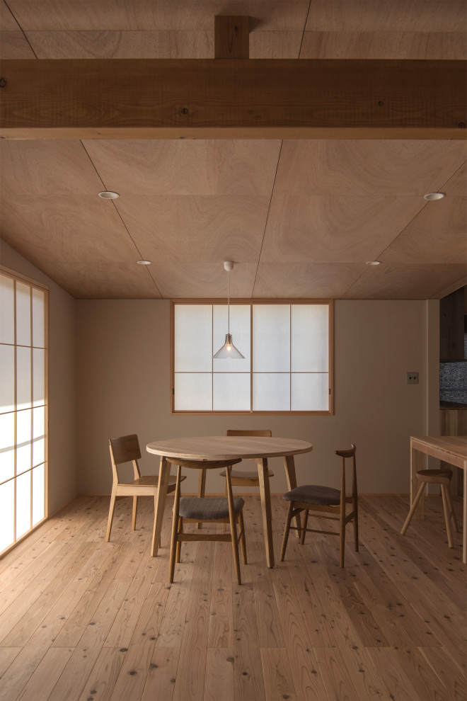Свежая идея для дизайна: кухня-столовая среднего размера в восточном стиле с коричневыми стенами, светлым паркетным полом и коричневым полом без камина - отличное фото интерьера