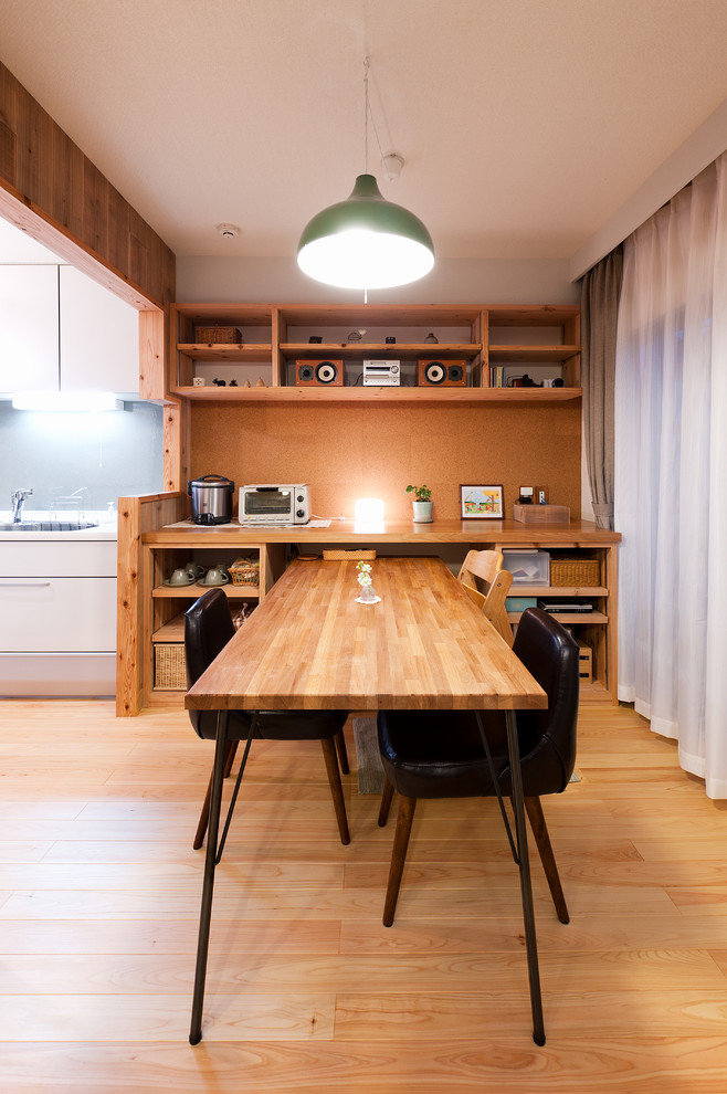 Aménagement d'une salle à manger ouverte sur la cuisine contemporaine avec un mur beige, parquet clair et aucune cheminée.