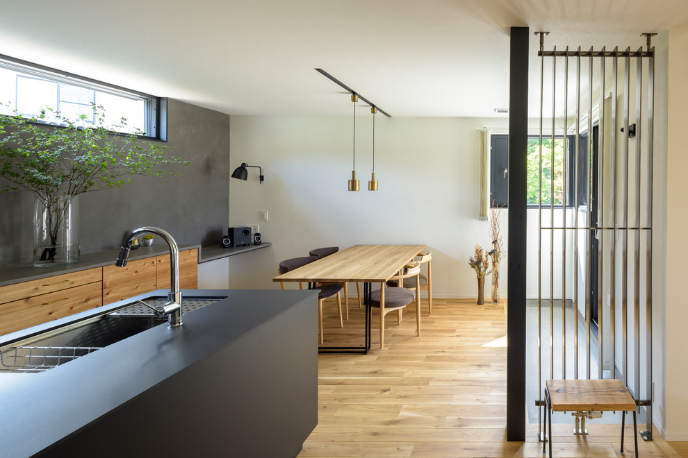 Идея дизайна: гостиная-столовая в скандинавском стиле с серыми стенами, светлым паркетным полом и бежевым полом