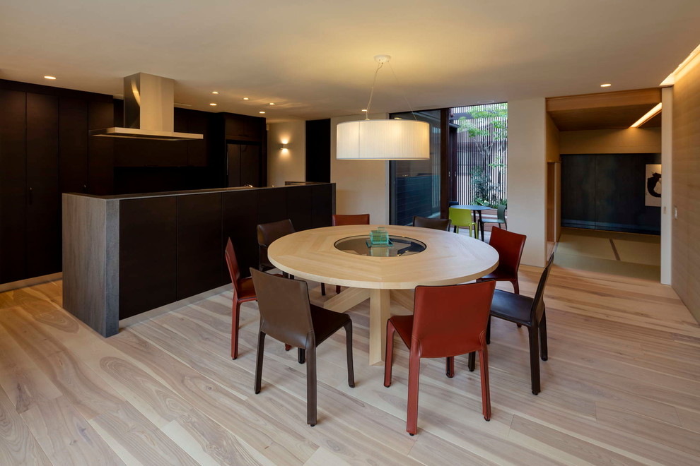 На фото: гостиная-столовая в стиле модернизм с белыми стенами, деревянным полом и бежевым полом