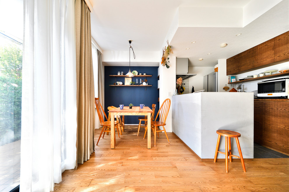 Источник вдохновения для домашнего уюта: кухня-столовая в современном стиле с белыми стенами, паркетным полом среднего тона и коричневым полом