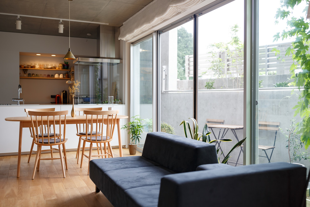 Esempio di una sala da pranzo nordica con pareti bianche, pavimento in compensato e pavimento beige
