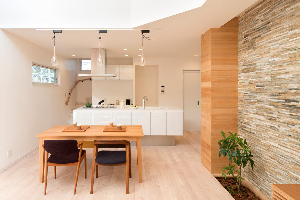 Ispirazione per una sala da pranzo aperta verso il soggiorno scandinava con pareti bianche, pavimento in legno verniciato e pavimento beige