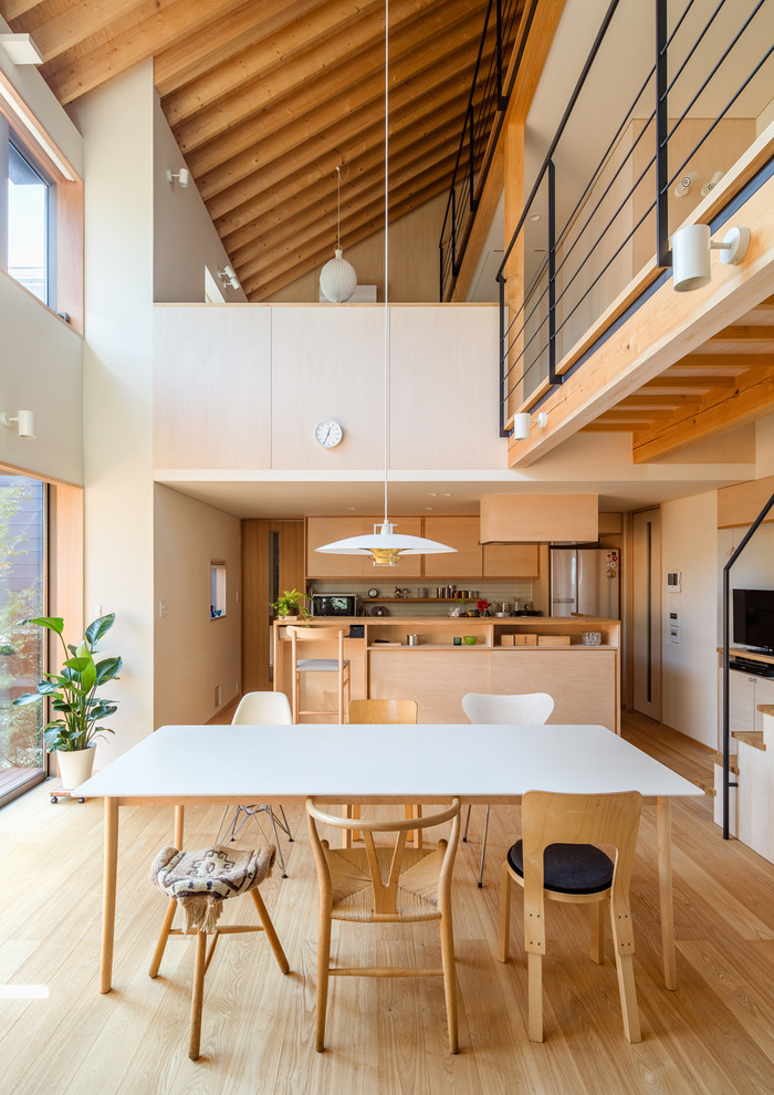 Asiatische Wohnküche mit weißer Wandfarbe, hellem Holzboden und beigem Boden in Sonstige