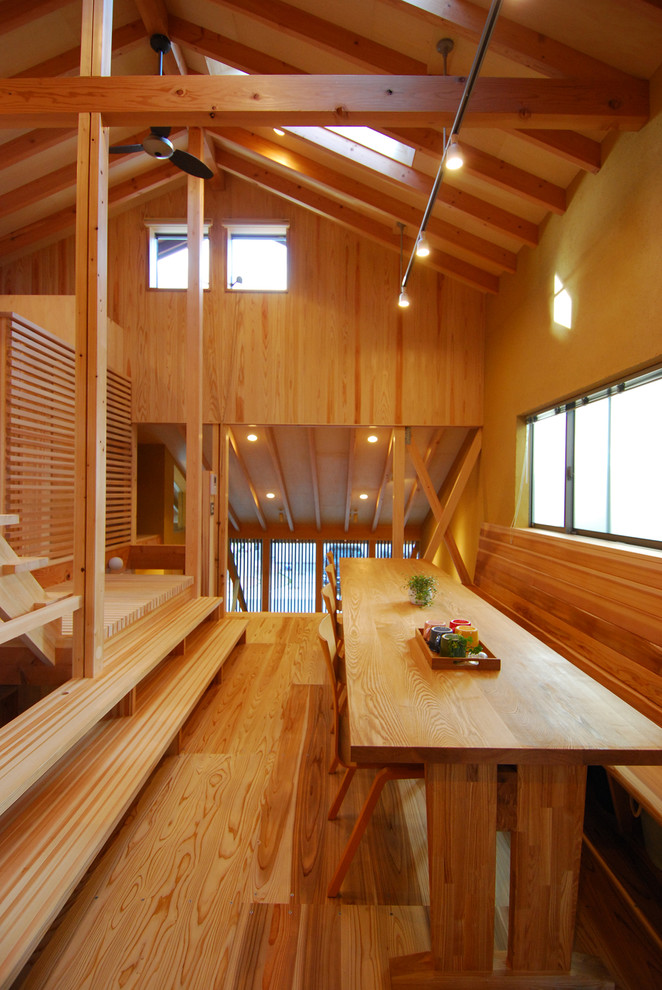 Aménagement d'une salle à manger scandinave avec un mur beige, parquet clair, aucune cheminée et un sol marron.