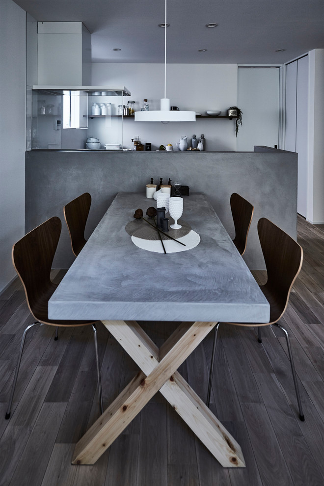 Idee per una sala da pranzo industriale con pareti bianche, pavimento in legno verniciato e pavimento grigio