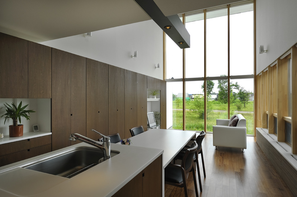 Ejemplo de comedor de cocina minimalista sin chimenea con paredes blancas y suelo de madera en tonos medios