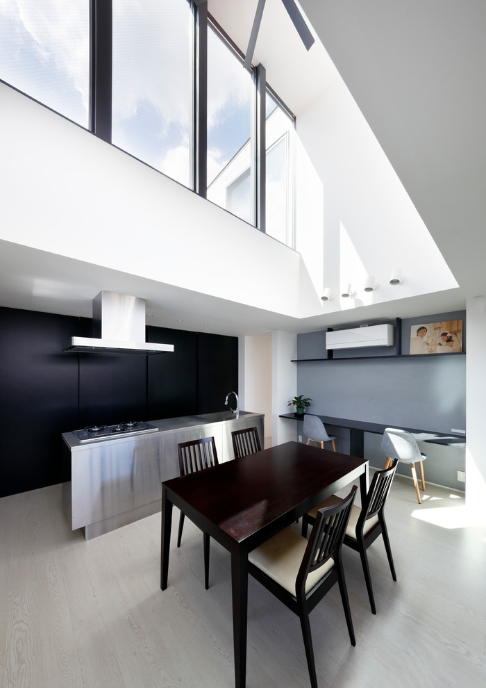 Design ideas for a contemporary dining room in Osaka.