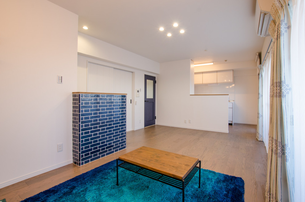Offenes, Kleines Modernes Esszimmer ohne Kamin mit weißer Wandfarbe, braunem Holzboden, braunem Boden, Tapetendecke und Tapetenwänden in Sonstige