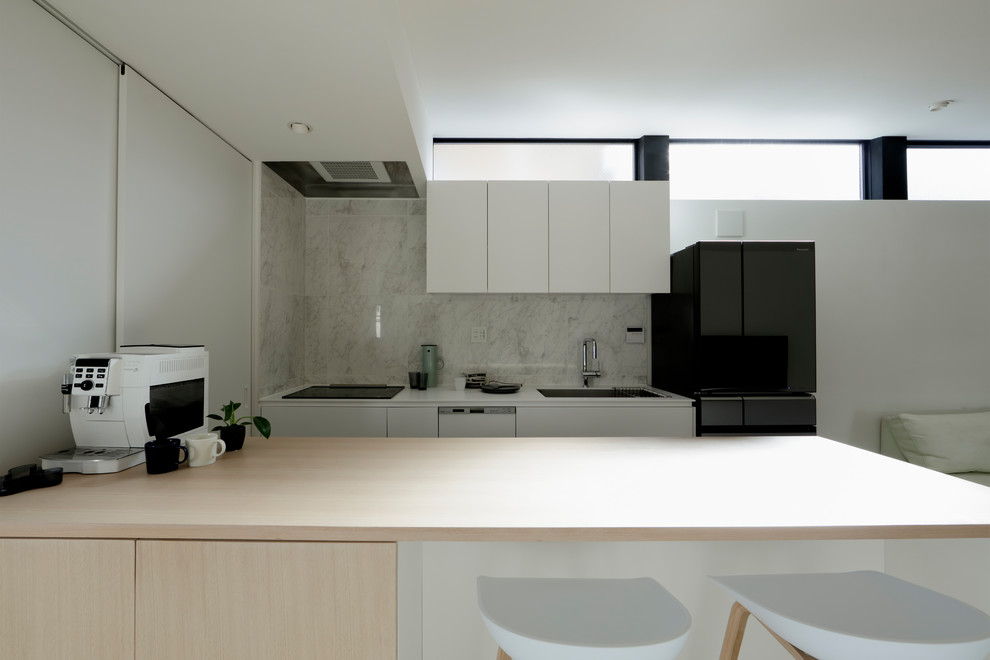 Идея дизайна: гостиная-столовая в стиле модернизм с белыми стенами, полом из фанеры и бежевым полом
