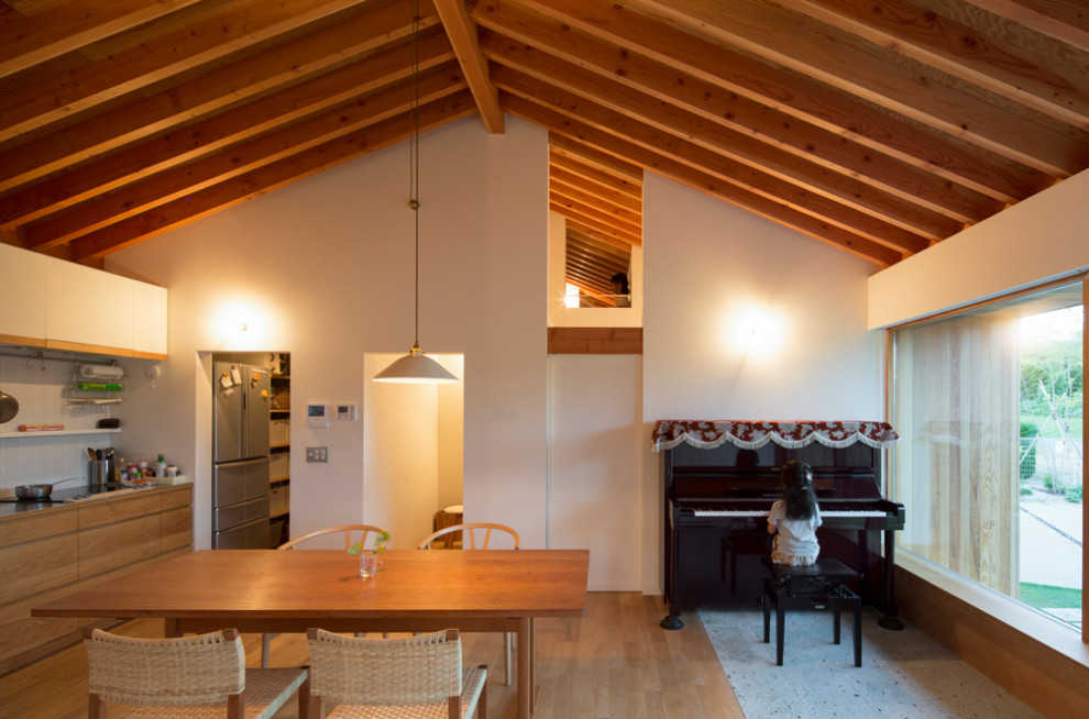 Foto de comedor de cocina nórdico de tamaño medio con paredes blancas, suelo de madera en tonos medios y suelo beige