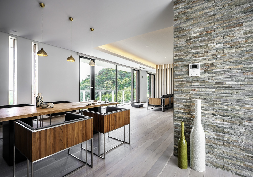 Стильный дизайн: гостиная-столовая в современном стиле с белыми стенами, деревянным полом и серым полом - последний тренд