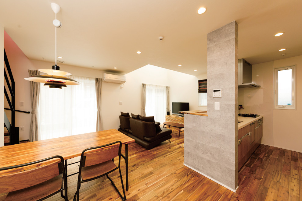 Inspiration för en liten funkis matplats med öppen planlösning, med grå väggar, ljust trägolv och beiget golv