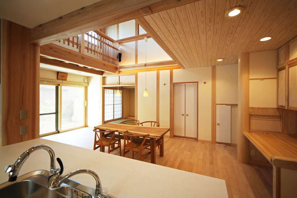 This is an example of a world-inspired dining room in Tokyo Suburbs.