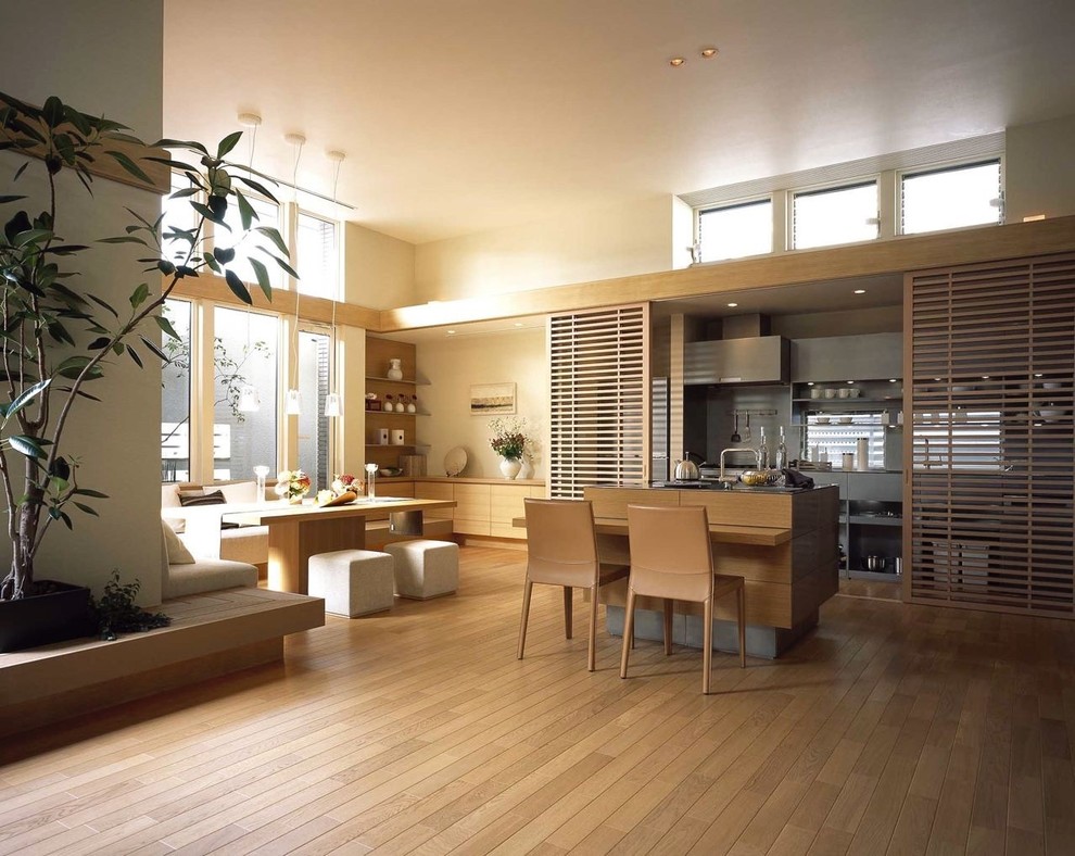 Свежая идея для дизайна: гостиная-столовая в восточном стиле с белыми стенами, светлым паркетным полом и коричневым полом - отличное фото интерьера