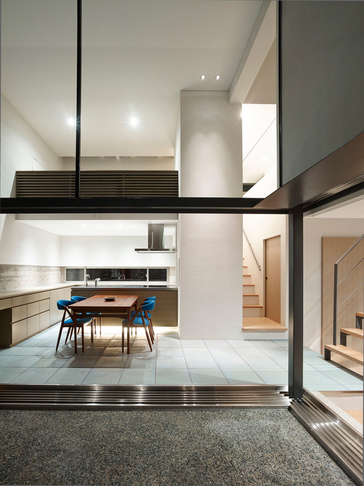 Moderne Wohnküche ohne Kamin mit weißer Wandfarbe und Keramikboden in Sonstige