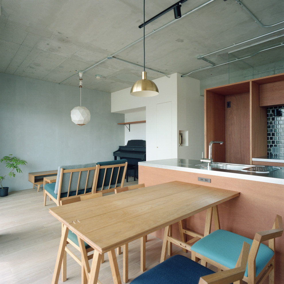 This is an example of a modern dining room in Tokyo Suburbs.
