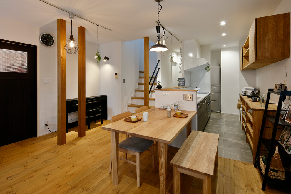 Idéer för att renovera en skandinavisk matplats med öppen planlösning, med vita väggar, mellanmörkt trägolv och brunt golv