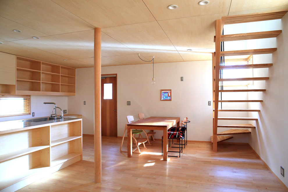 Offenes Modernes Esszimmer mit weißer Wandfarbe, hellem Holzboden, beigem Boden und Holzdecke in Nagoya