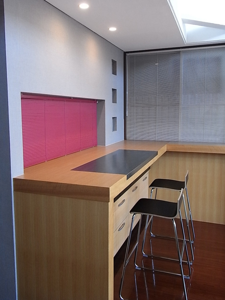 Cette photo montre une salle à manger avec une banquette d'angle, un mur blanc, parquet peint, un sol marron, un plafond en papier peint et du papier peint.