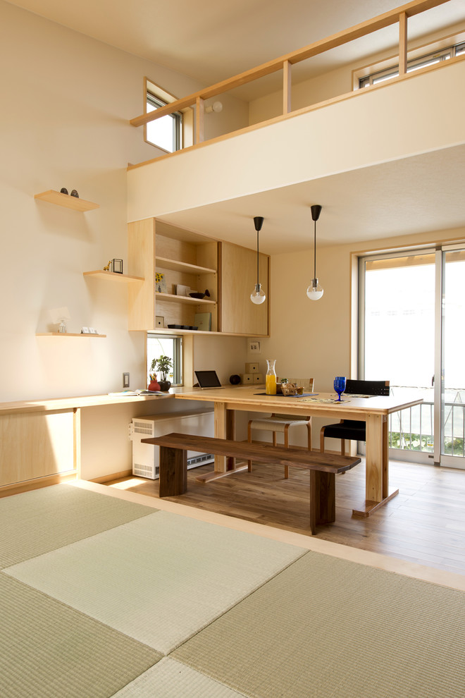 Offenes Modernes Esszimmer mit beiger Wandfarbe, braunem Holzboden und beigem Boden in Sonstige