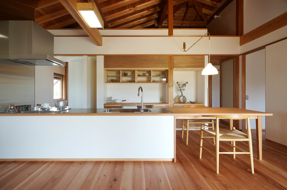 Foto de comedor de estilo zen abierto con paredes blancas, suelo de madera en tonos medios y suelo marrón