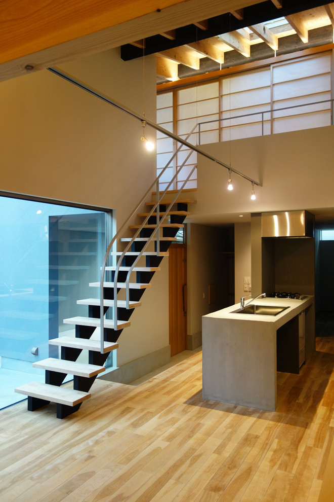 Стильный дизайн: гостиная-столовая в стиле модернизм с серыми стенами и светлым паркетным полом - последний тренд