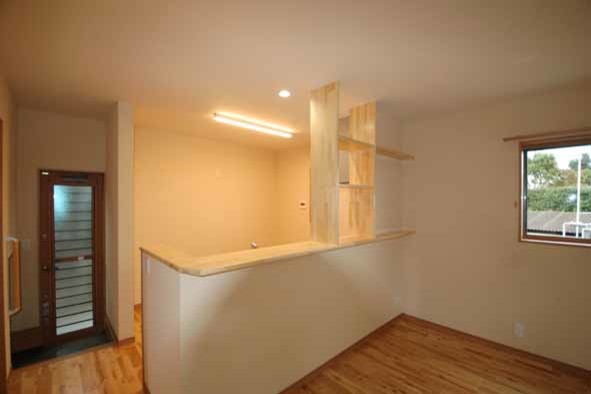 Foto på en mellanstor minimalistisk matplats, med vita väggar, mellanmörkt trägolv och brunt golv